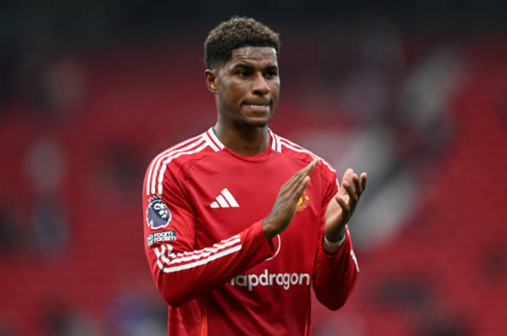 Rashford vừa trải qua chiến dịch 2023/24 thất vọng tràn trề. Ngôi sao người Anh bất ngờ tụt dốc phong độ đến mức báo động khi chỉ ghi vọn vẹn 7 bàn thắng sau 38 trận ra sân trên mọi đấu trường trong khi ở mùa trước nữa, cầu thủ 26 tuổi hủy diệt mọi mành lưới với 30 pha lập công.